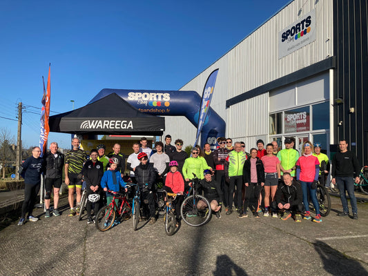Groupe de participants devant le magasin SPORTS AND SHOP lors d'une soirée événement