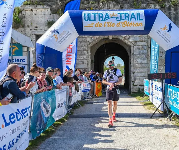 Nicolas Jeuland franchit l'arche d'arrivée de l'Ultra Trail de l'Île d'Oléron