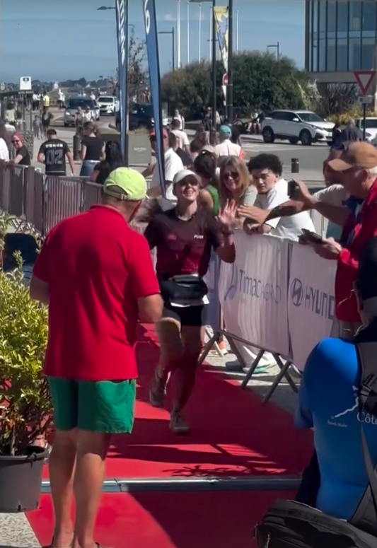 Chloé Gauthier souriante à l'arrivée du Trail de la Côte d'Émeraude