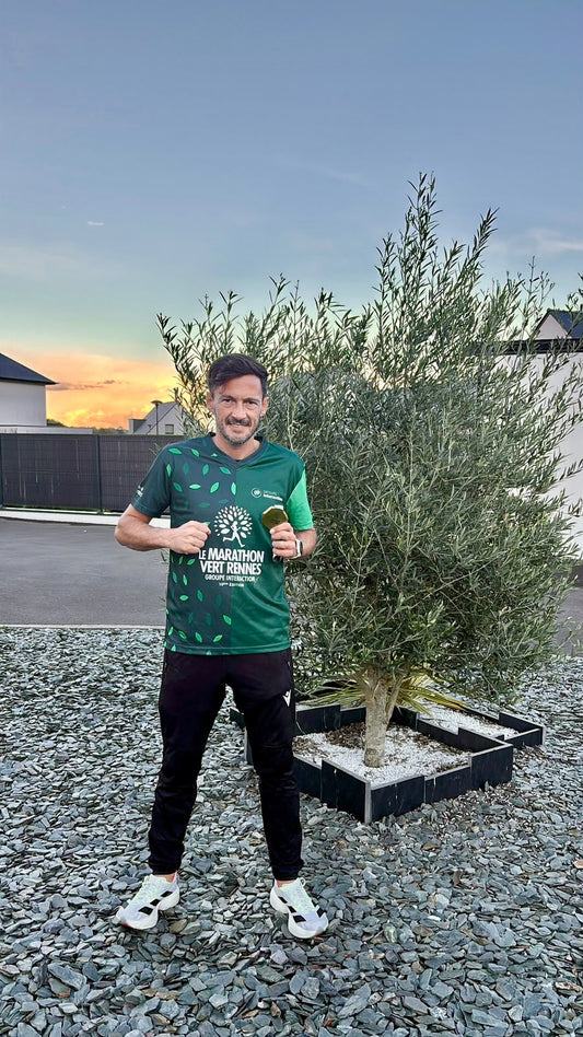 Marc-Antoine Rigot avec sa médaille et son maillot du Marathon Vert de Rennes