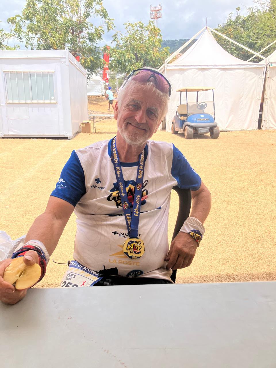 Yves Fouque souriant avec sa médaille de finisher du Trail de Bourbon