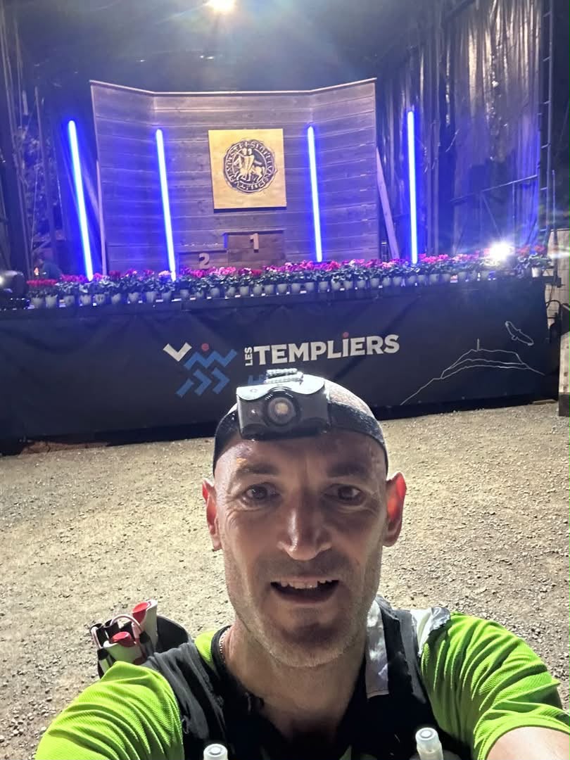 Antony Lepeltier, ambassadeur SPORTS AND SHOP, avec sa lampe frontale devant la scène des Templiers.